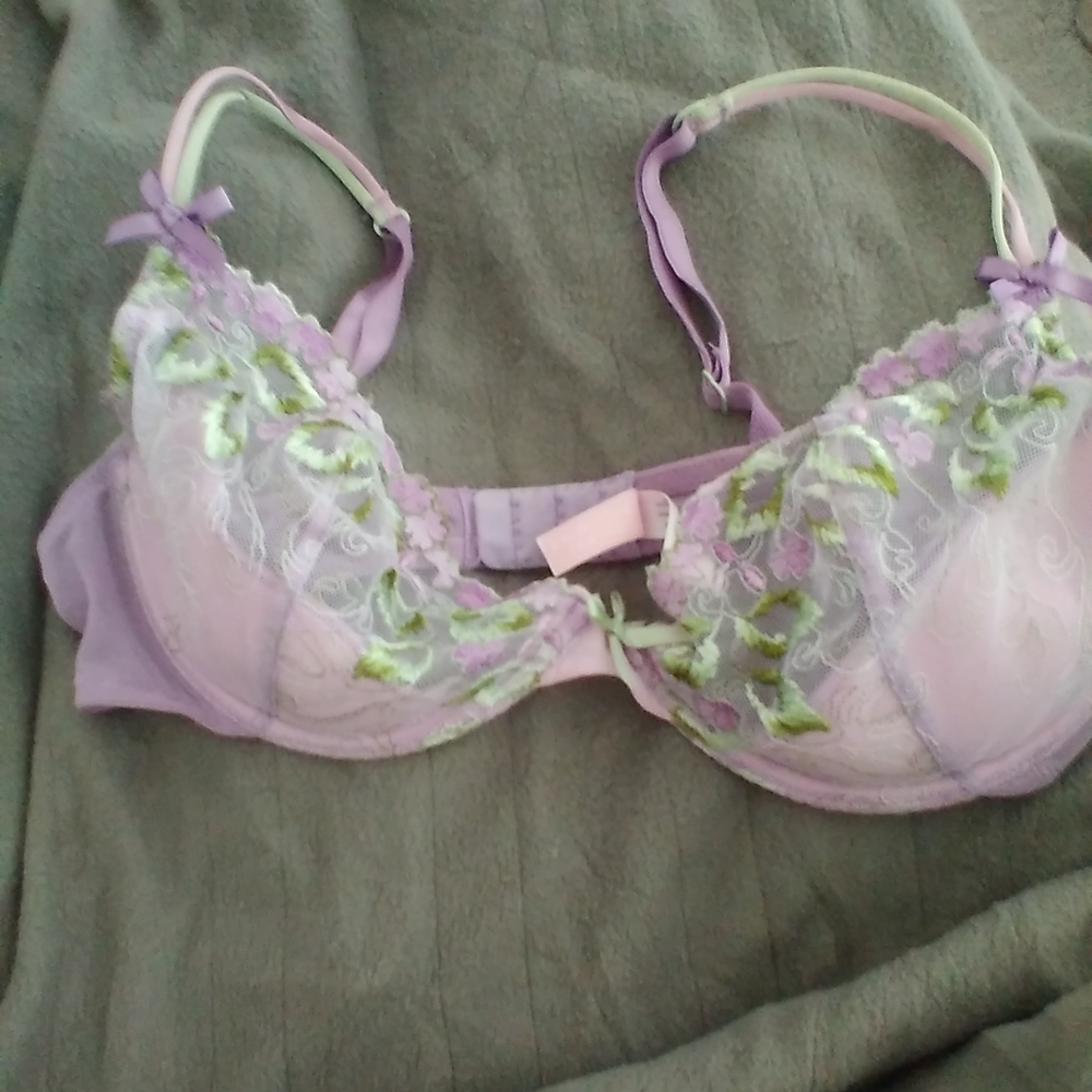 Victoria Secret  36C. Cleaned/Sanitized Worn Once